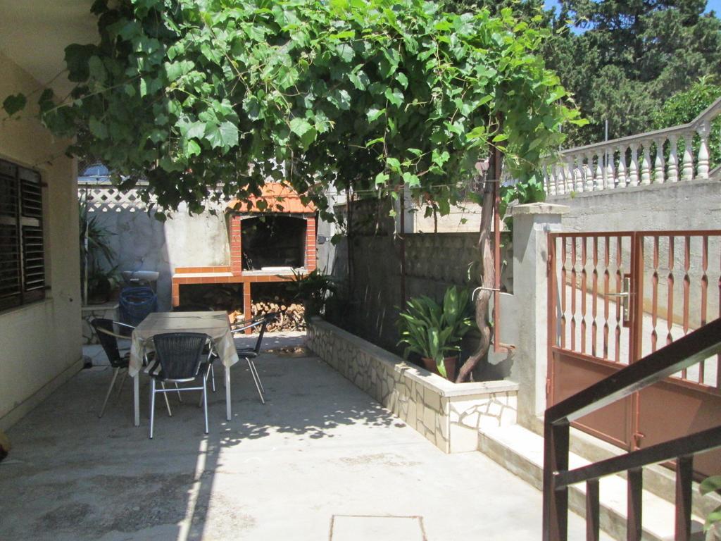Apartmani Jordana Komiža الغرفة الصورة